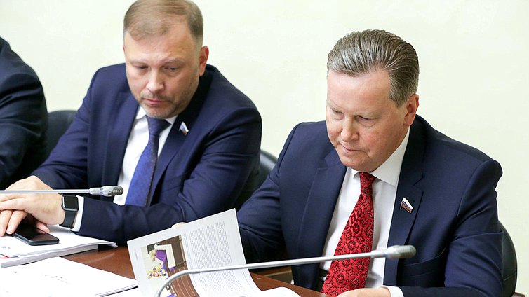 Первые заместители Председателя Комитета по контролю и Регламенту Олег Нилов и Александр Курдюмов