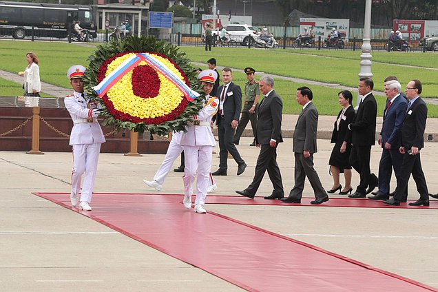 Jefe de la Duma Estatal, Vyacheslav Volodin, y los diputados depositaron coronas de flores en el Monumento a los Héroes Caídos y en el Mausoleo de Ho Chi Minh