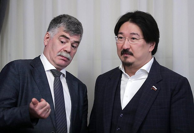 Председатель Комитета по охране здоровья Бадма Башанкаев (справа)