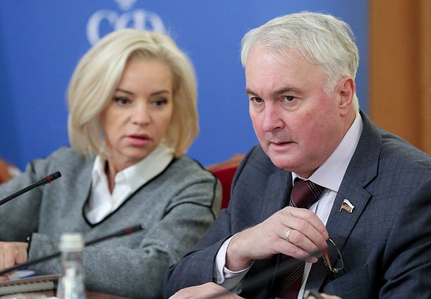 Председатель Комитета по просвещению Ольга Казакова и Председатель Комитета по обороне Андрей Картаполов