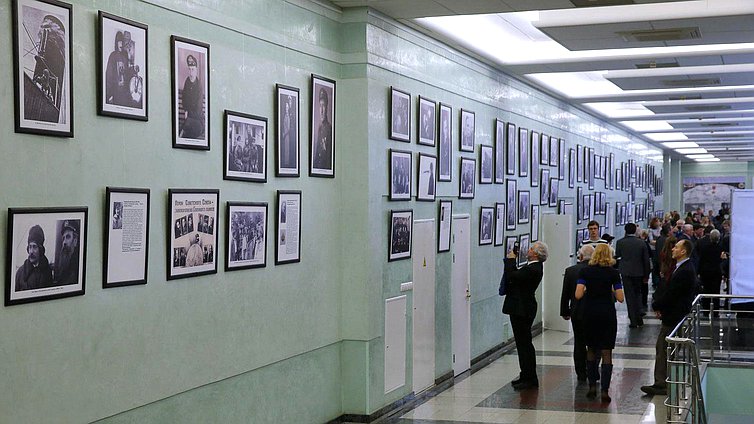   Открытие фотовыставки, посвящённой 80-летию со дня установления высшей степени отличия-звания Героя Советского Союза.