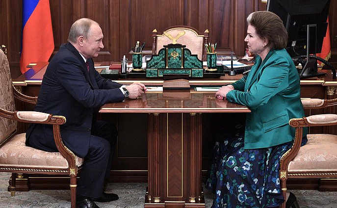 Президент РФ Владимир Путин и член Комитета по международным делам Валентина Терешкова
