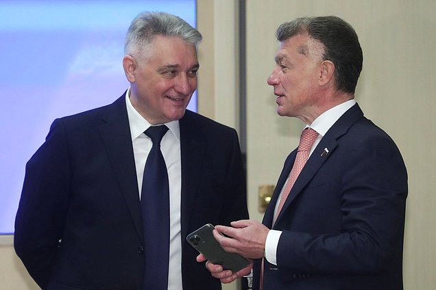 Председатель Комитета по экономической политике Максим Топилин (справа)