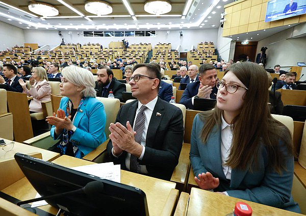 Член Комитета по просвещению Эльвира Аиткулова, член Комитета по промышленности и торговле Игорь Антропенко и заместитель Председателя Комитета по развитию гражданского общества, вопросам общественных и религиозных объединений Ольга Занко