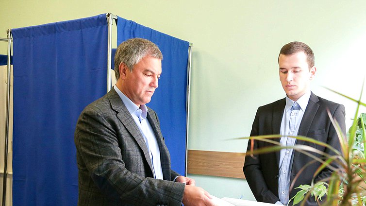 Председатель Государственной Думы Вячеслав Володин во время голосования на выборах депутатов муниципальных образований