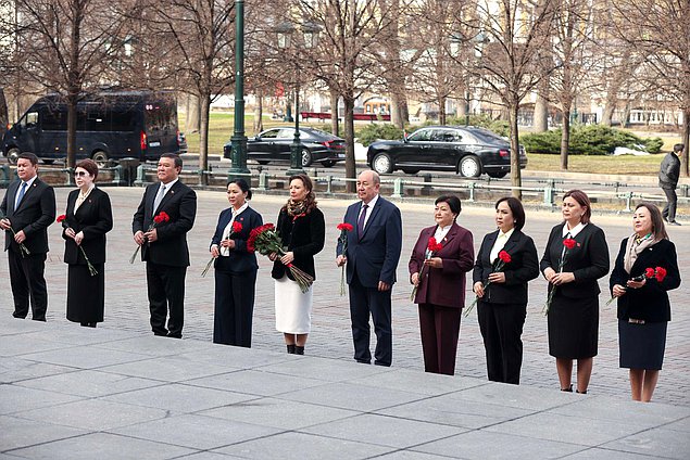 Председатель Жогорку Кенеша Киргизской Республики Марлен Маматалиев и члены делегации возложили цветы к Могиле Неизвестного солдата