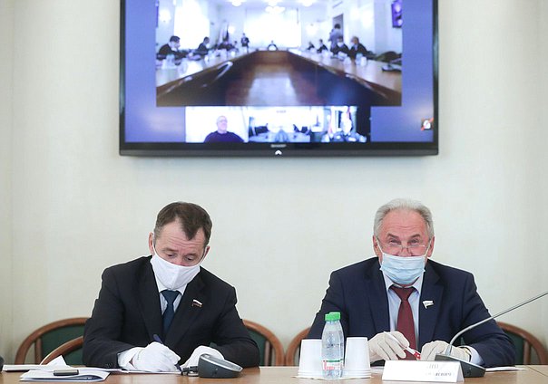 Члены Комитета по безопасности и противодействию коррупции Фарит Ганиев и Николай Езерский