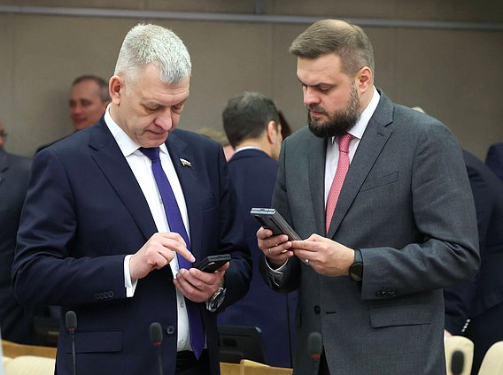 Председатель Комитета по делам национальностей Владимир Иванов и заместитель Председателя Комитета по делам СНГ, евразийской интеграции и связям с соотечественниками Артем Туров