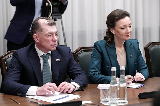 Chairman of the Committee on Economic Policy Maxim Topilin and Deputy Chairwoman of the State Duma Anna Kuznetsova
