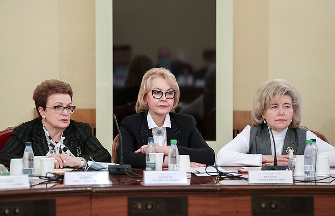 Члены Комитета по охране здоровья Нина Черняева, Татьяна Цыбизова и Тамара Фролова