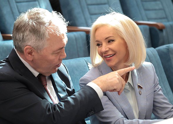Председатель Комитета по делам СНГ, евразийской интеграции и связям с соотечественниками Леонид Калашников и Председатель Комитета по культуре Ольга Казакова