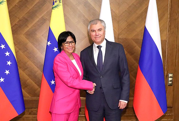 Vyacheslav Volodin, Jefe de la Duma Estatal, y Delcy Eloína Rodríguez Gómez, Vicepresidenta Ejecutiva, Ministra del Poder Popular de Economía, Finanzas y Comercio Exterior de la República Bolivariana de Venezuela
