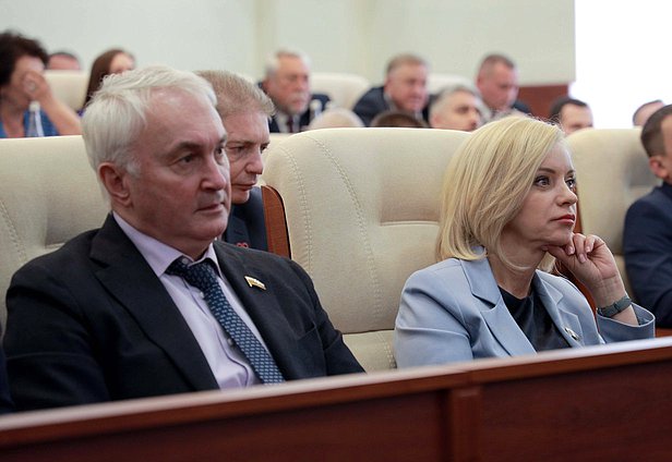 Председатель Комитета по обороне Андрей Картаполов и Председатель Комитета по просвещению Ольга Казакова
