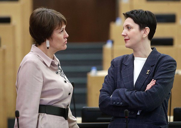 Член Комитета по защите конкуренции Ирина Филатова и заместитель Председателя Комитета по экологии, природным ресурсам и охране окружающей среды Жанна Рябцева
