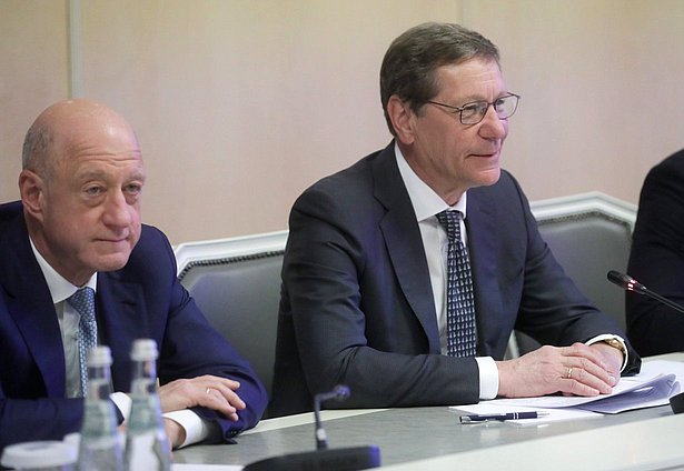 El Jefe Adjunto de la Duma Estatal, Alexander Babakov y el Primer Jefe Adjunto de la Duma Estatal, Alexander Zhukov