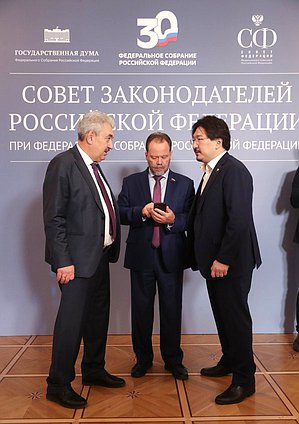 Первый заместитель Председателя Комитета по культуре Александр Шолохов (в центре) и Председатель Комитета по охране здоровья Бадма Башанкаев (справа)