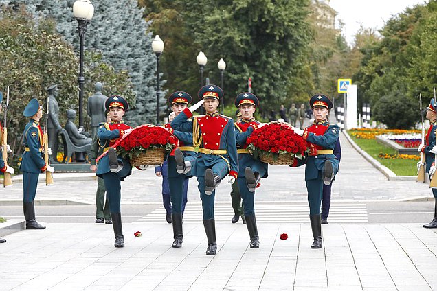 Первый заместитель Председателя Государственной Думы Иван Мельников принял участие в церемонии возложения цветов к памятнику маршалу Александру Василевскому