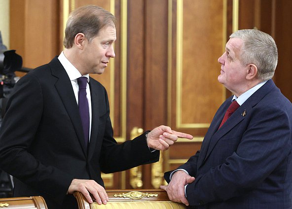 Первый заместитель Председателя Правительства РФ Денис Мантуров и Первый заместитель Председателя Комитета по труду, социальной политике и делам ветеранов Николай Коломейцев