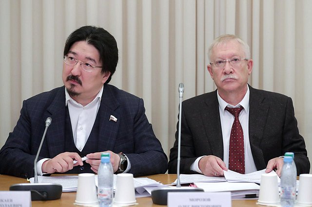 Председатель Комитета по охране здоровья Бадма Башанкаев и Председатель Комитета по контролю Олег Морозов