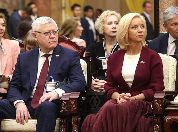 Председатель Комитета по безопасности и противодействию коррупции Василий Пискарев и Председатель Комитета по культуре Ольга Казакова