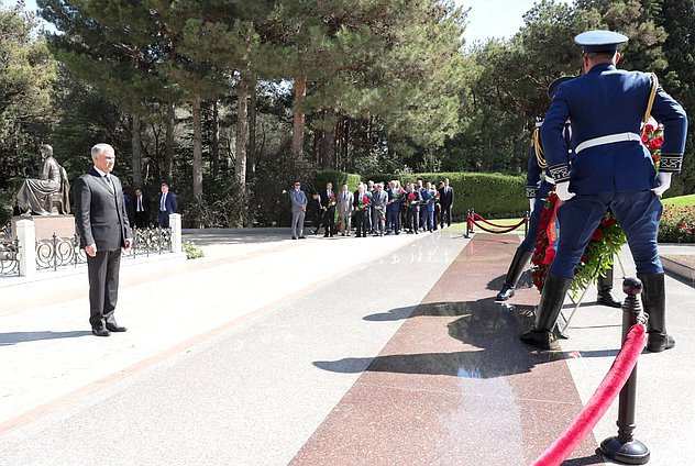 Церемония возложения венка к могиле Общенационального лидера Гейдара Алиевича Алиева