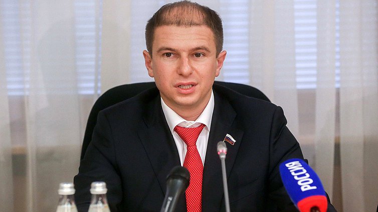 Заместитель Председателя Комитета по контролю и Регламенту Михаил Романов