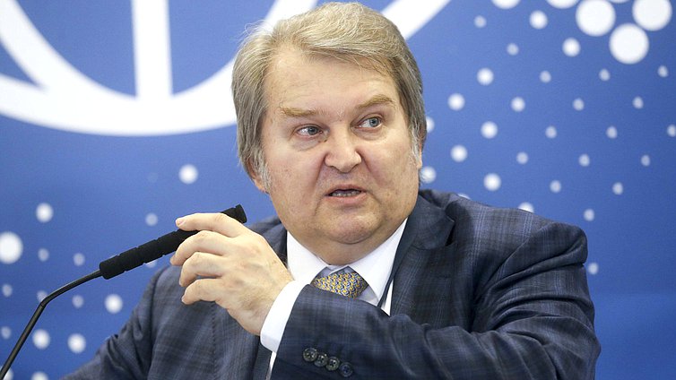 Первый заместитель Председателя Комитета по государственному строительству и законодательству Михаил Емельянов