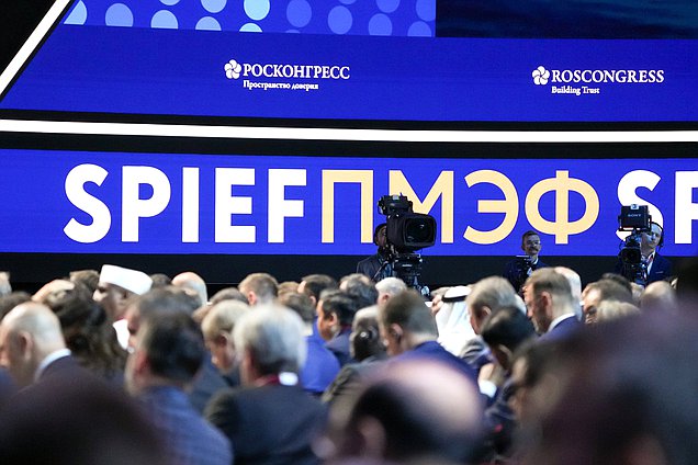 Пленарное заседание XXVIII Петербургского международного экономического форума