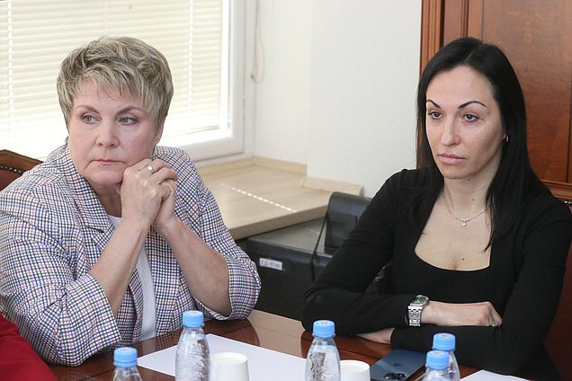 Члены Комитета по делам национальностей Лариса Буранова и Анастасия Удальцова