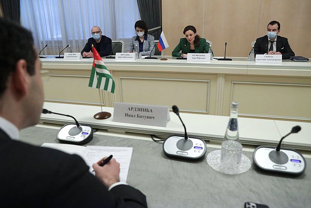 Встреча заместителя Председателя Государственной Думы Анны Кузнецовой с Министром иностранных дел Республики Абхазия Иналом Ардзинба