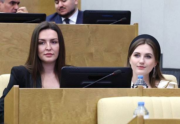 Член Комитета по просвещению Анна Скрозникова и Первый заместитель Председателя Комитета по науке и высшему образованию Ксения Горячева