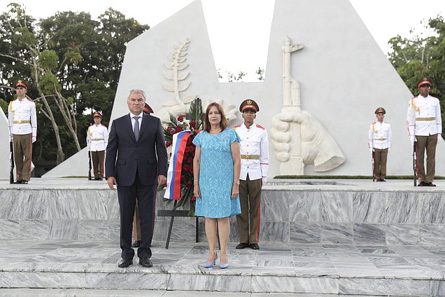 El Jefe de la Duma Estatal, Vyacheslav Volodin, y la Jefa Adjunto de la Asamblea Nacional del Poder Popular de la República de Cuba, Ana María Mari Machado, depositaron una ofrenda floral en el Monumento al Soldado Internacionalista Soviético en La Habana