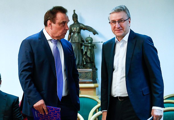 Член Комитета по бюджету и налогам Айрат Фаррахов (справа)