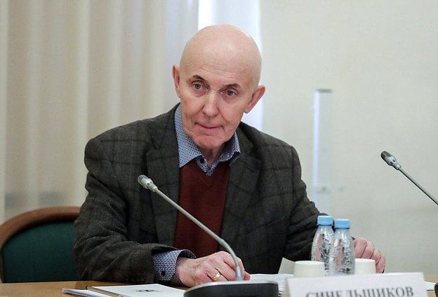 Первый заместитель Председателя Комитета по государственному строительству и законодательству Юрий Синельщиков