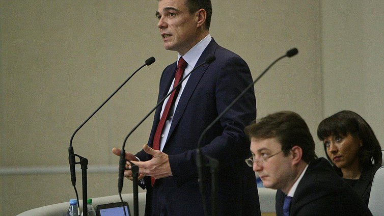 В рамках правительственного часа информация министра Российской Федерации по делам Крыма Олега Савельева.
