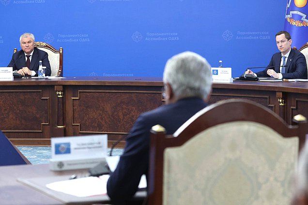 Председатель Государственной Думы Вячеслав Володин и ответственный секретарь ПА ОДКБ Сергей Поспелов