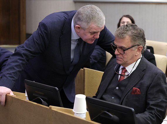 Первый заместитель Председателя Комитета по труду, социальной политике и делам ветеранов Николай Коломейцев (слева)