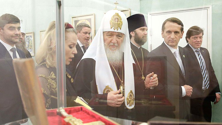 Встреча Святейшего Патриарха Московского и всея Руси Кирилла в Государственной Думе.  Осмотр выставки.