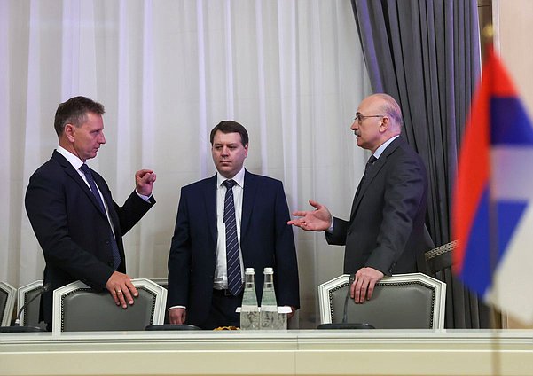 Первый заместитель Председателя Комитета по науке и высшему образованию Владимир Сипягин и Председатель Комитета Сергей Кабышев