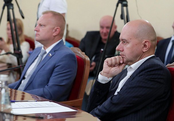 First Deputy Chairman of the Committee on Ownership, Land and Property Relations Ivan Sukharev and Deputy Chairman of the Committee on Issues of Public Associations and Religious Organizations Oleg Leonov