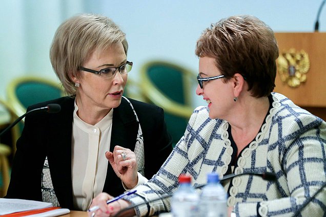 Члены Комитета по охране здоровья Татьяна Соломатина и Нина Черняева