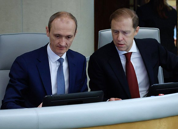 Заместитель Председателя Правительства - руководитель Аппарата Правительства РФ Дмитрий Григоренко и Первый заместитель Председателя Правительства РФ Денис Мантуров