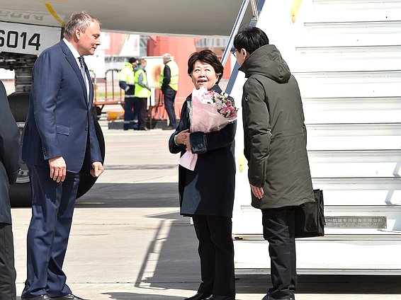 Заместитель Председателя Государственной Думы Петр Толстой и председатель Комитета по конституции и законодательству Всекитайского собрания народных представителей Синь Чуньин