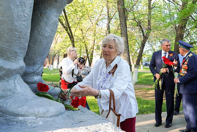 Возложение цветов к памятнику Героя Советского Союза Марины Расковой
