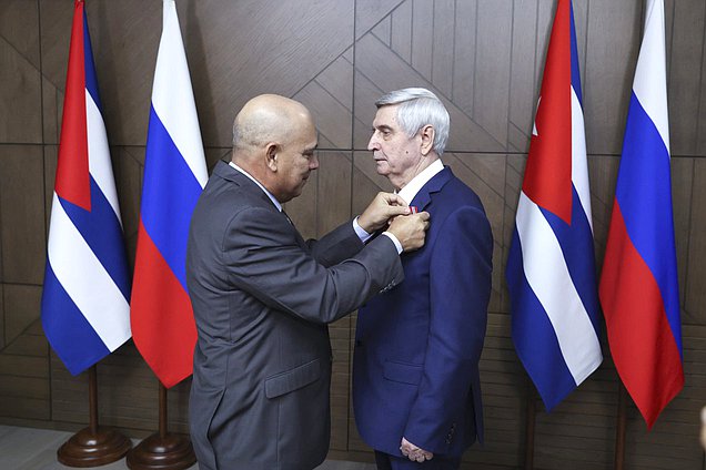 Член Политбюро, Секретарь Центрального Комитета Коммунистической партии Республики Куба по организационным вопросам, депутат Национальной ассамблеи народной власти Республики Куба Роберто Томас Моралес Охеда и Первый заместитель Председателя Государственной Думы Иван Мельников