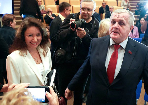 Кандидат на должность заместителя Председателя Правительства РФ – Руководителя Аппарата Правительства РФ Ирина Окладникова и Первый заместитель Председателя Комитета по труду, социальной политике и делам ветеранов Николай Коломейцев