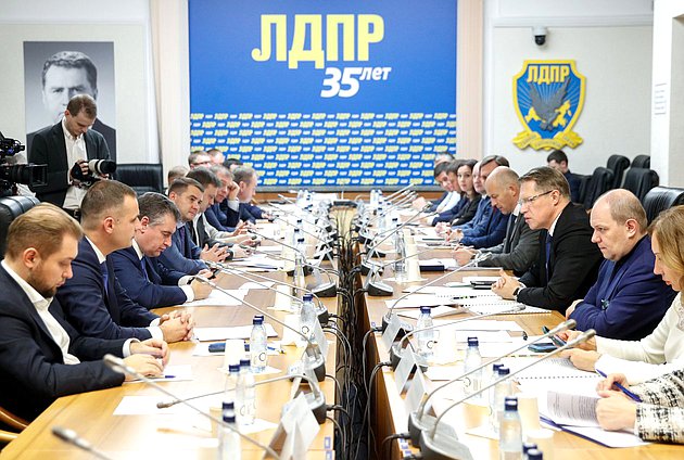 Встреча Министра здравоохранения РФ Михаила Мурашко с представителями фракции ЛДПР