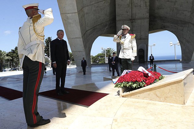 وضع رئيس مجلس الدوما فياتشيسلاف فولودين إكليلا من الزهور على النصب التذكاري لأبطال حرب الاستقلال الجزائرية