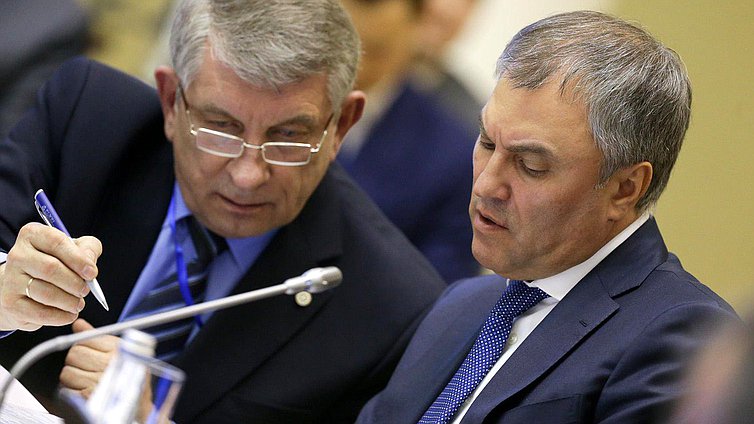 Ответственный секретарь Парламентской Ассамблеи Организации Договора о коллективной безопасности Петр Рябухин и Председатель Государственной Думы Вячеслав Володин во время заседания Совета Парламентской Ассамблеи Организации Договора о коллективной безопасности в Санкт-Петербурге. Автор фото: Анна Исакова/Фотослужба Государственной Думы