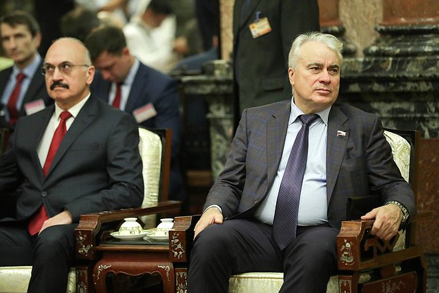 Jefe del Comité de Energía, Pavel Zavalny, y Jefe del de Comité de Ciencia y Enseñanza Superior Serey Kabyshev
